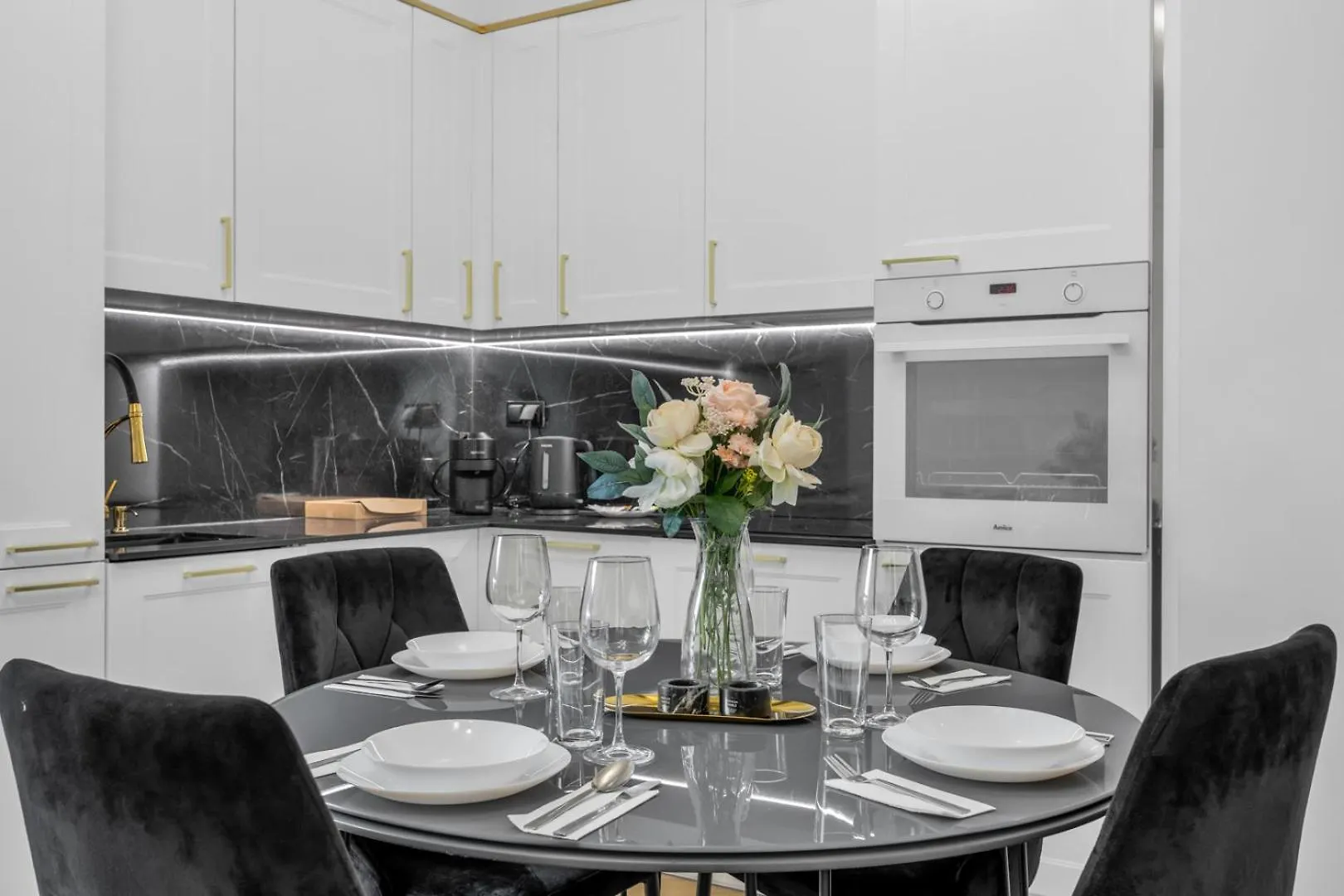 Apartment 61M2 Wlochy Apt - Parking, Gym, Balcony, Workspace - By Rentujemy Warsaw