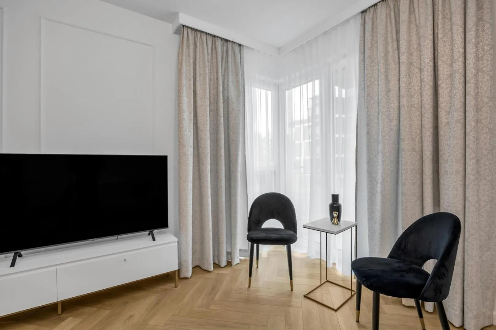 61M2 Wlochy Apt - Parking, Gym, Balcony, Workspace - By Rentujemy Warsaw Apartment