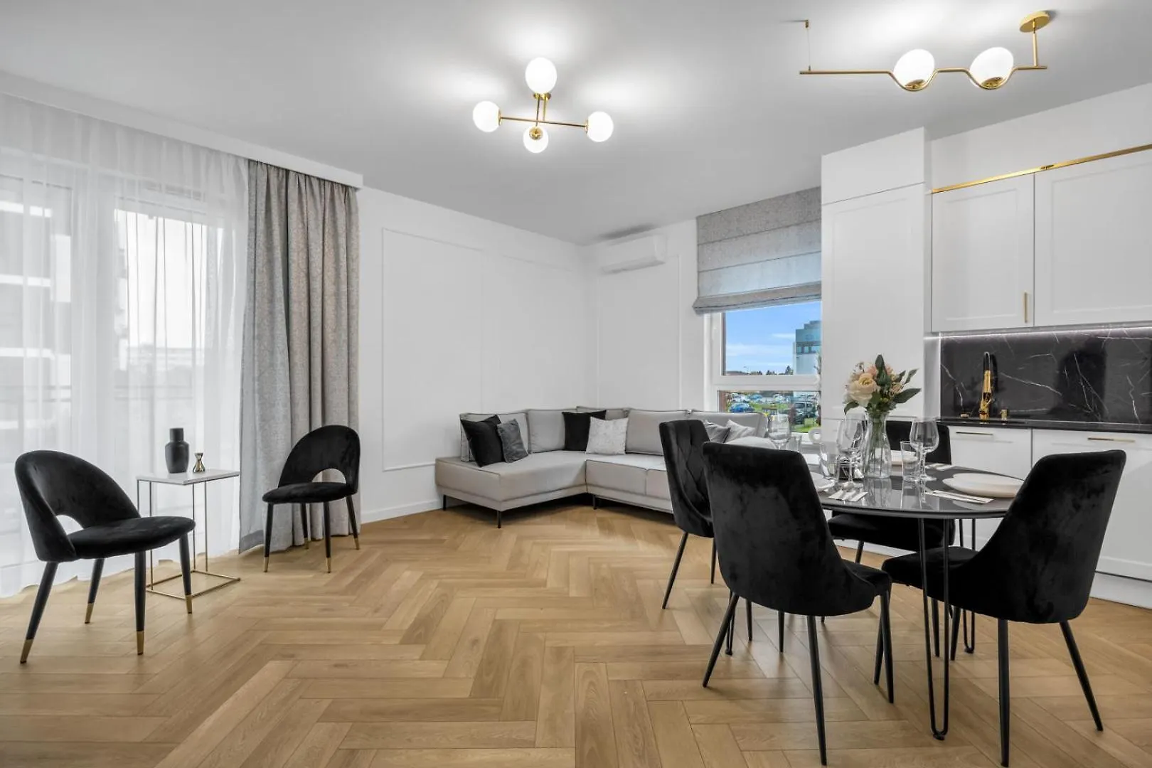 Apartment 61M2 Wlochy Apt - Parking, Gym, Balcony, Workspace - By Rentujemy Warsaw