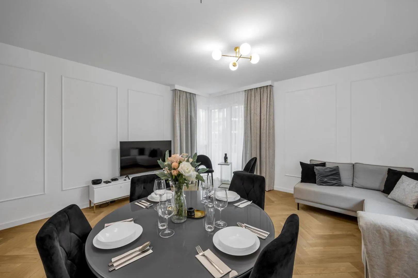 Apartment 61M2 Wlochy Apt - Parking, Gym, Balcony, Workspace - By Rentujemy Warsaw