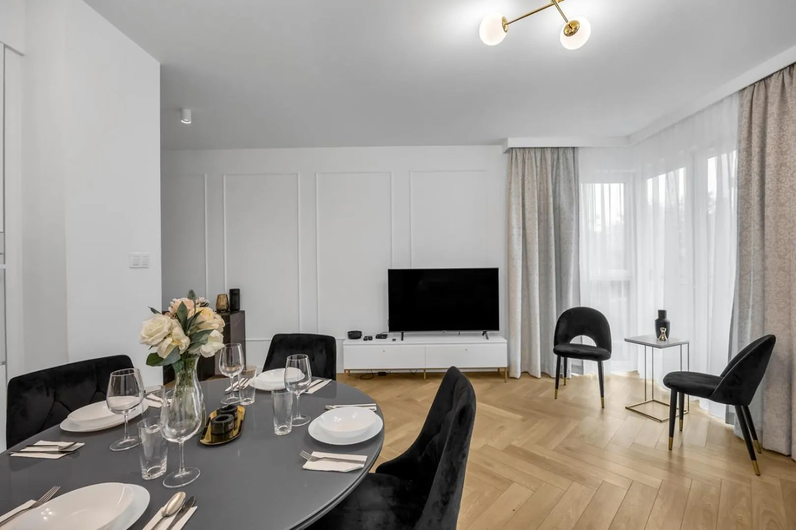 61M2 Wlochy Apt - Parking, Gym, Balcony, Workspace - By Rentujemy Warsaw Apartment